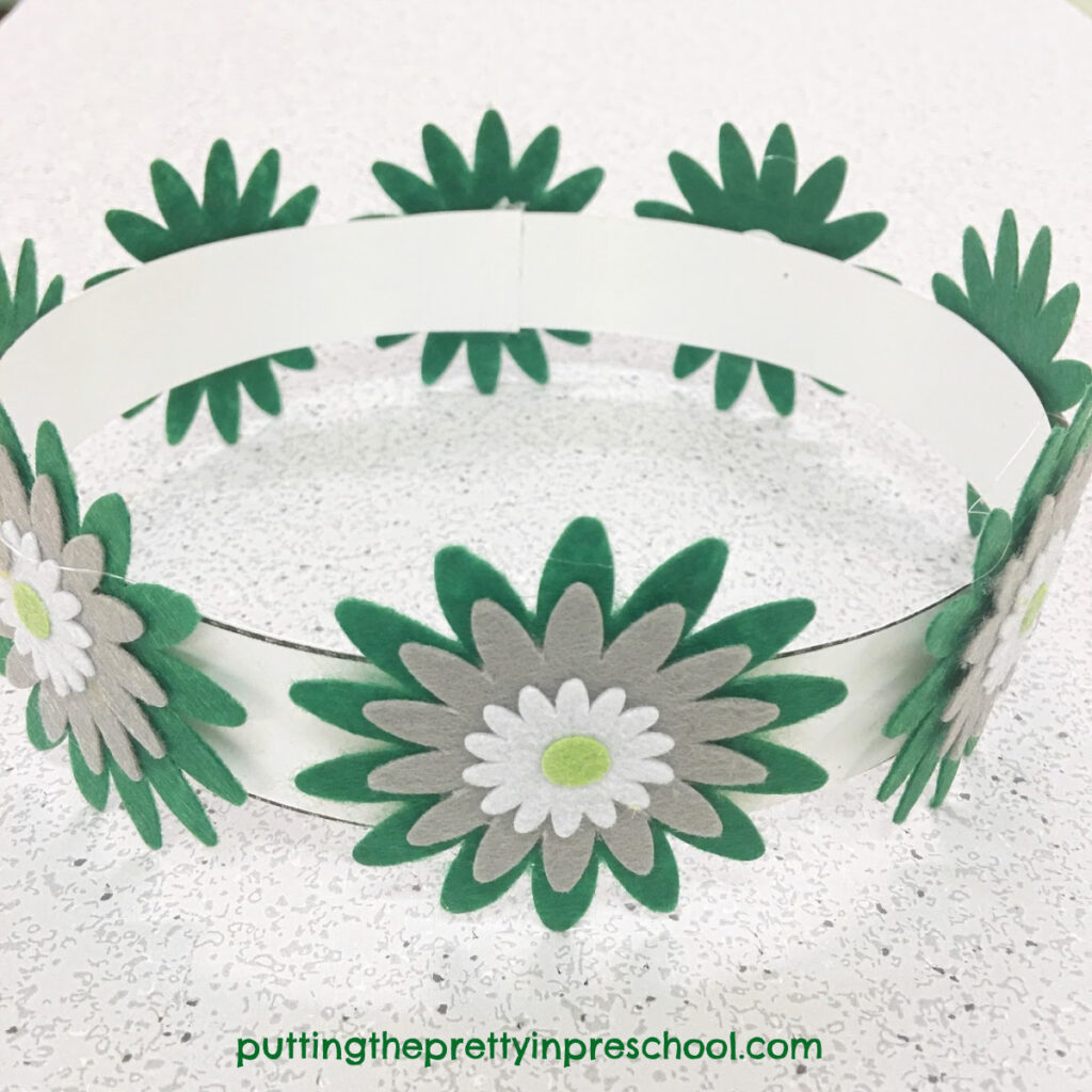 Daisy crown with felt flowers.