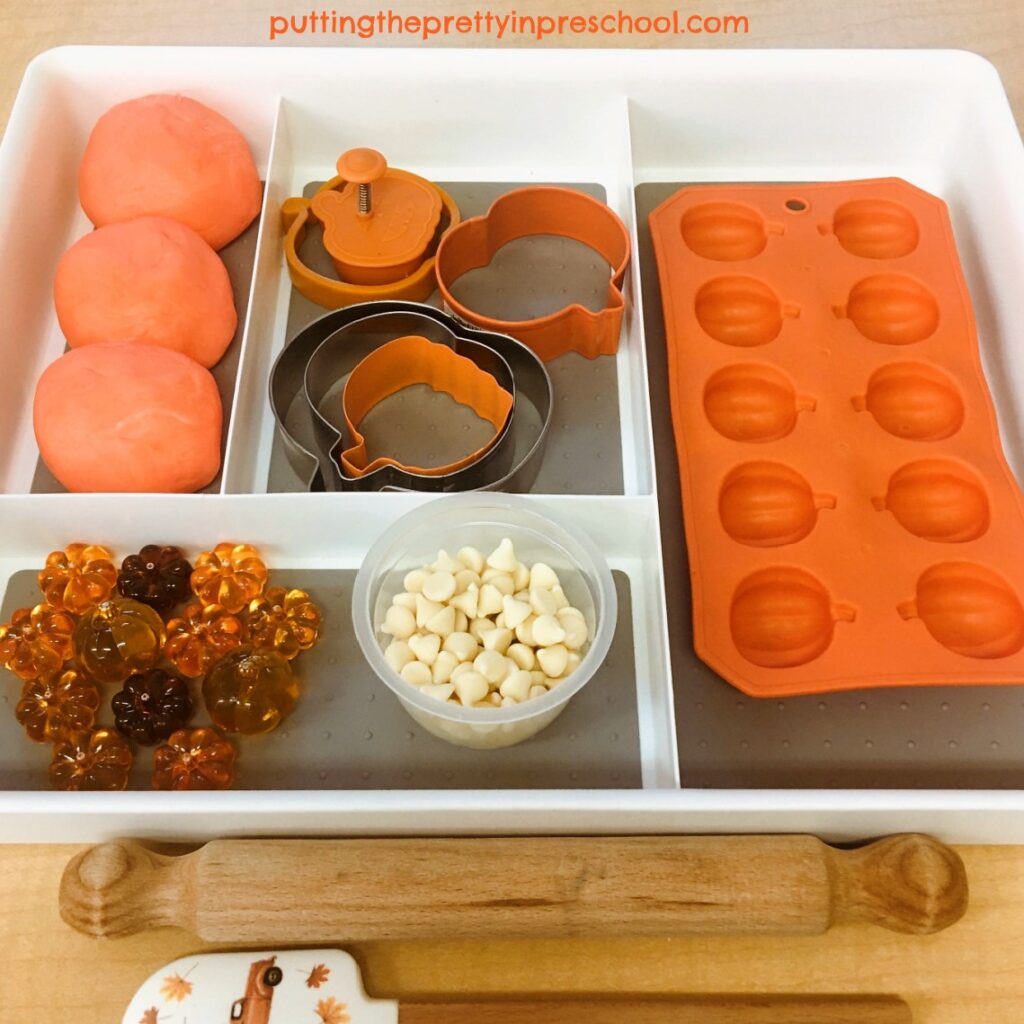 A warty pumpkin-themed playdough tray with taste-safe, edible dough.