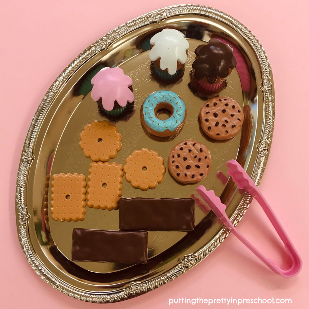A shiny play tray to add elegance to a dessert bar play center.