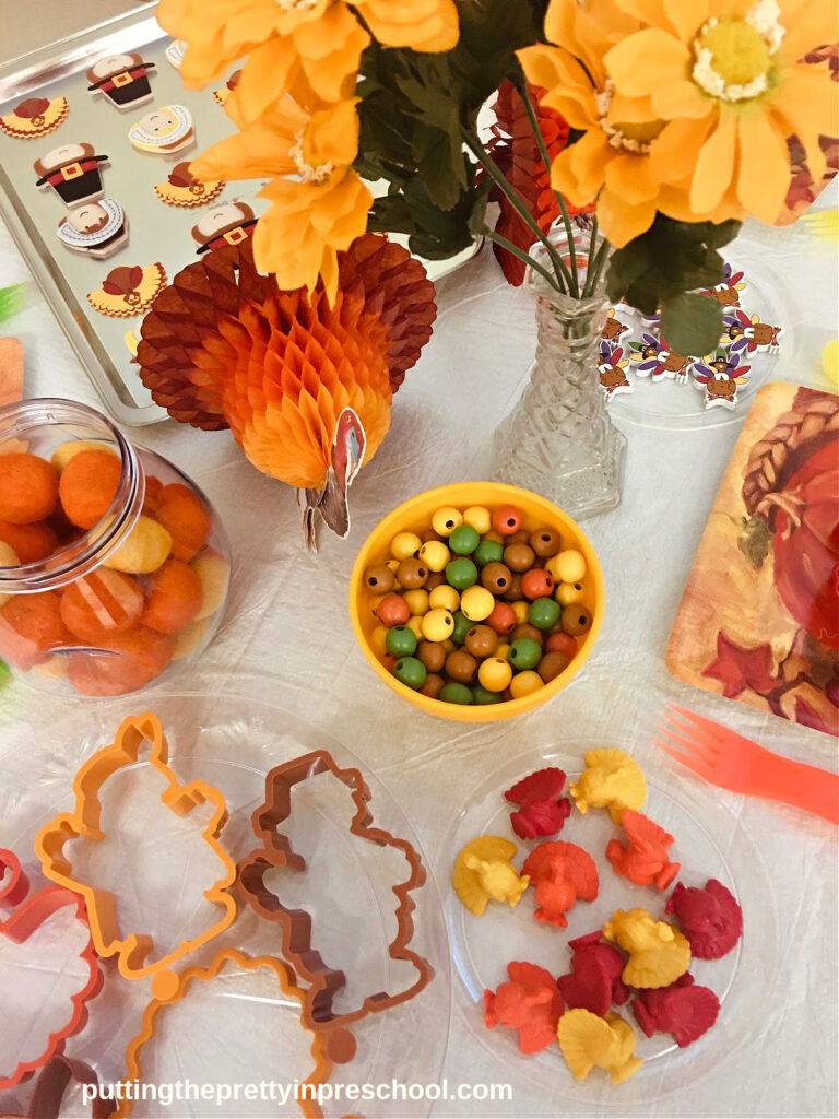 Loose parts are the highlight of this Thanksgiving-themed dramatic play tablescape.